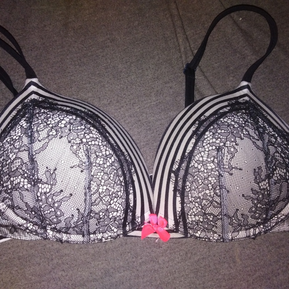 2 Victoria secret bra's